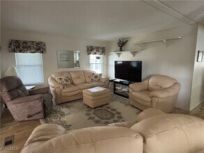 Building Photo - 207 Harvest Ln