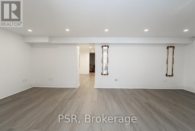 Photo du bâtiment - 2b Roycrest Ave