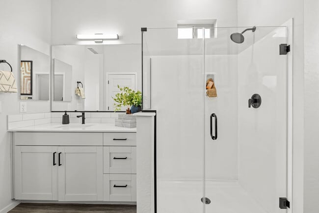 Walk-In Shower - Canopy at Cottonwood