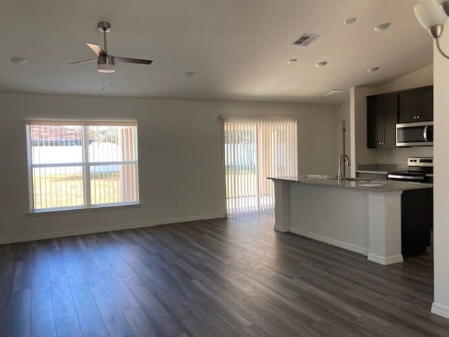 Foto del edificio - Like new 3/2/2 with screened in porch! Located close to the beach, shopping, parks and so much mo...