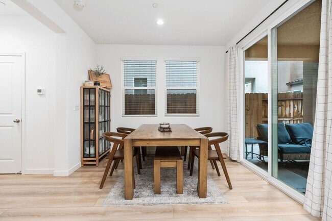 Foto del edificio - $2,295 HWY 41 & Ave 12, HOA Pool, Solar, 3...