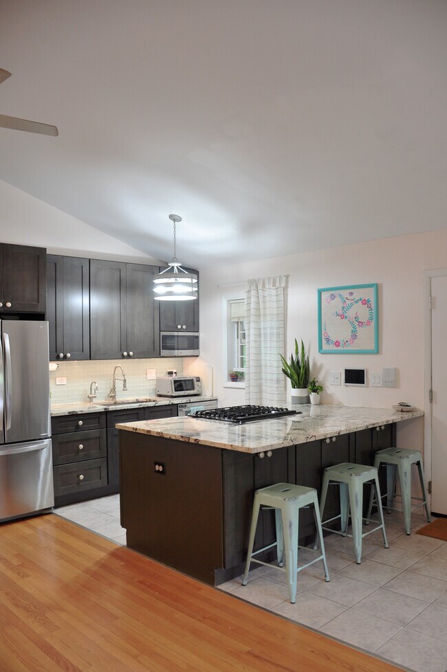 Building Photo - 540 Hinman Ave