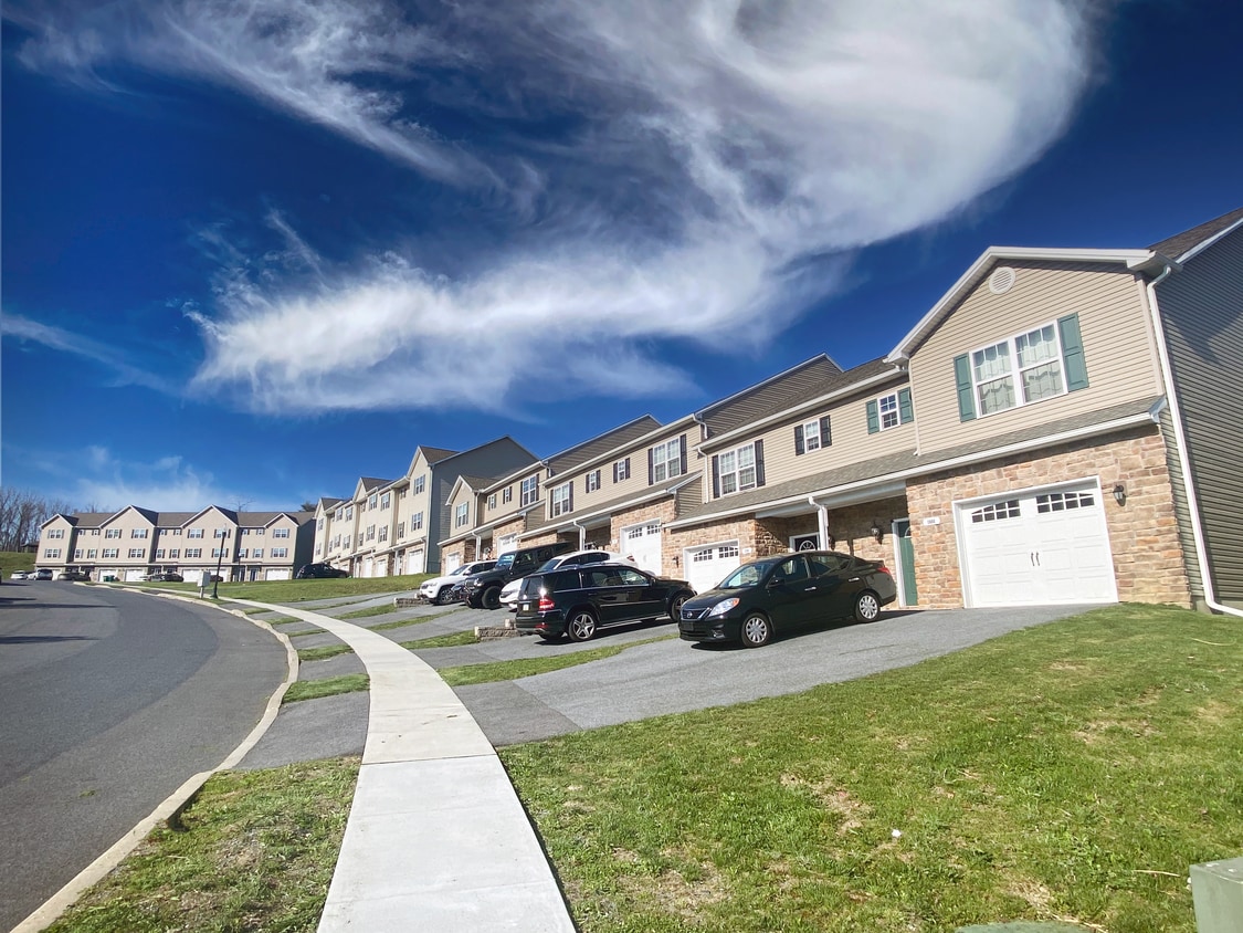 2800 Monticello Ln, Harrisburg, PA 17112