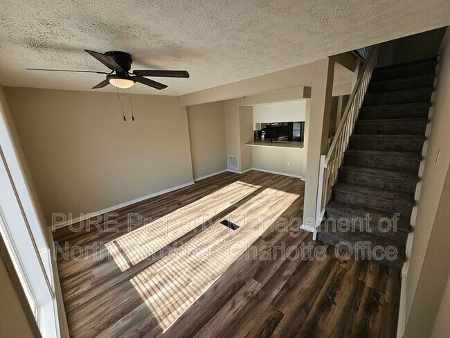 Foto del edificio - 9445 Lexington Cir