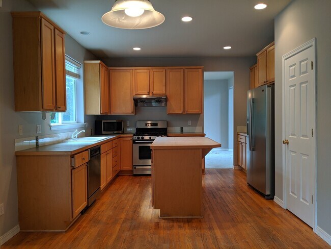 Foto del edificio - Stunning 2 Story 4 Bed 2.5 Bath Home in Re...