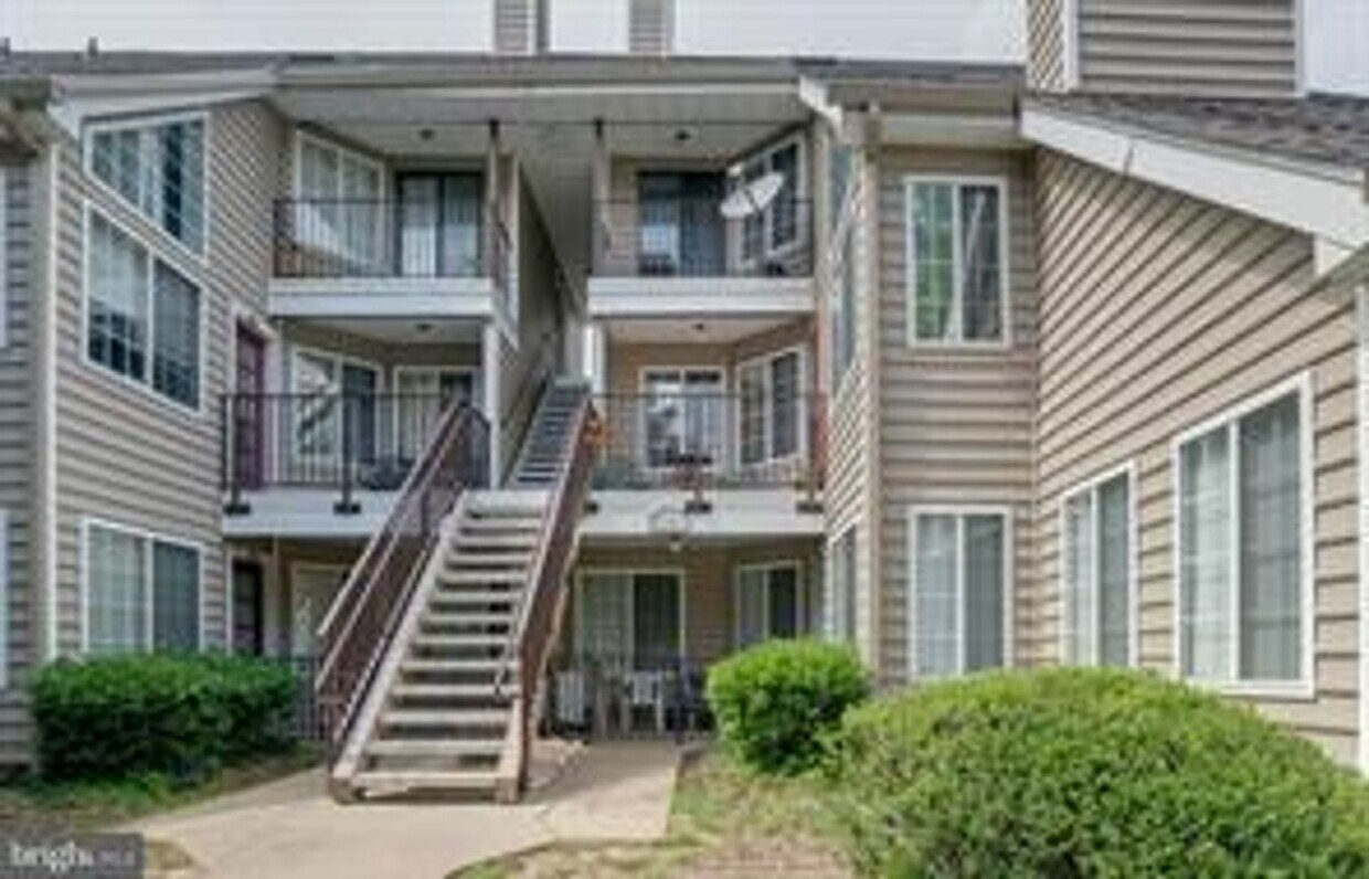Foto principal - TOP FLOOR CONDO WITH WASHER/DRYER IN THE UNIT