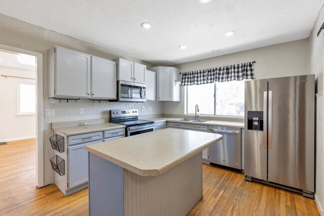 Foto del edificio - Charming 3 Bedroom Bungalow in West Valley