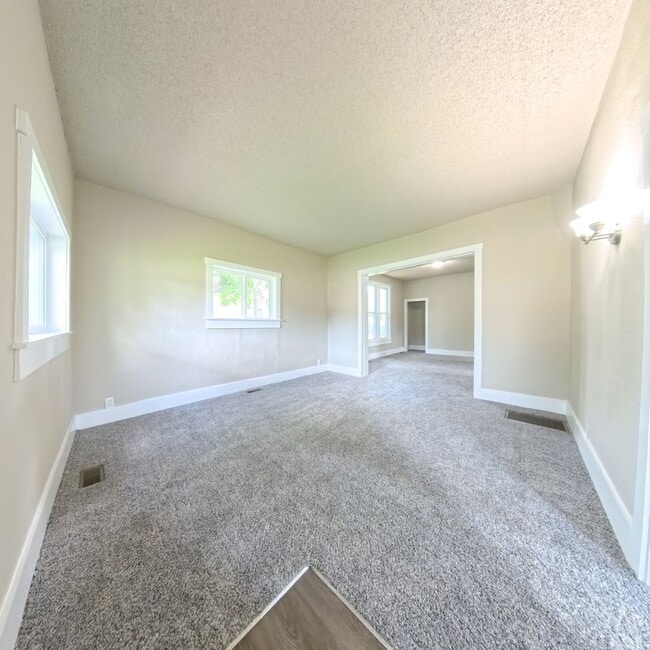 Building Photo - Newly remodeled 3 bedroom 1 bathroom home-...