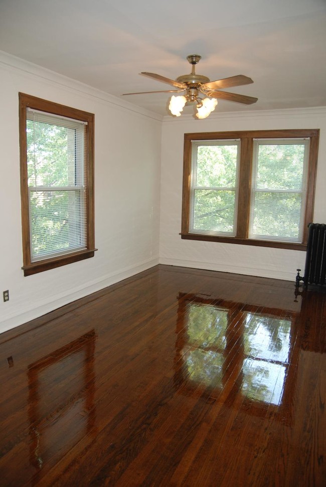 Building Photo - 520 W Belden Ave