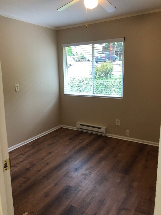 Front bedroom - 3023 Russell Way