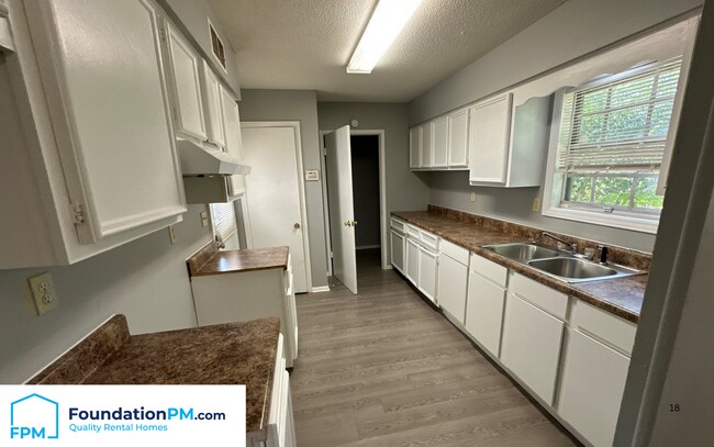 Foto del edificio - 4935 Wooddale Ave