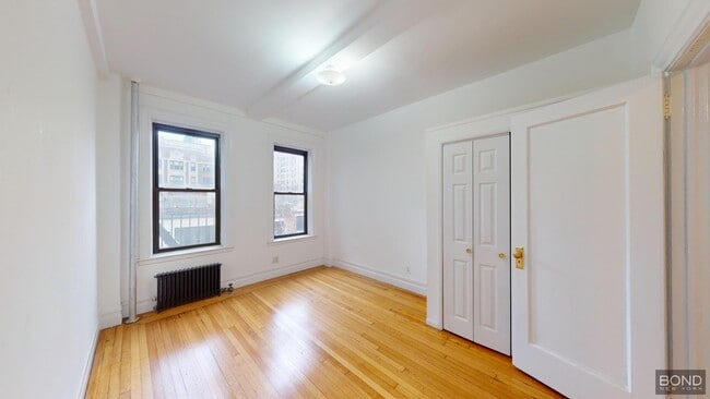 Building Photo - 325 W 77th St