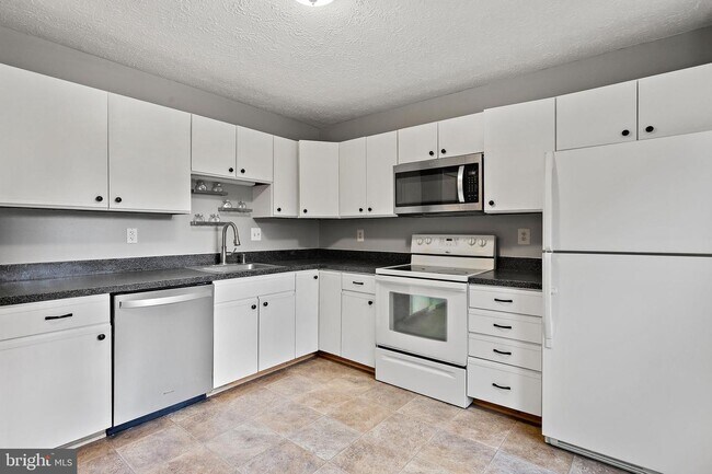 Building Photo - 9436 Fens Hollow