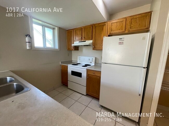 Building Photo - CHIC MODERN 4BED/2BATH HOME NEAR UNIVERSIT...