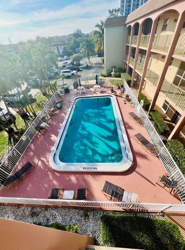 Building Photo - 100 SE 6th Ave