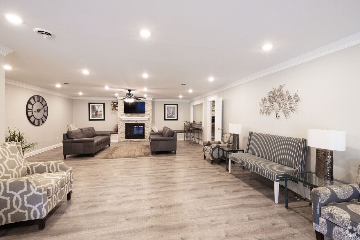 Primary Photo - Hollandale Apartments