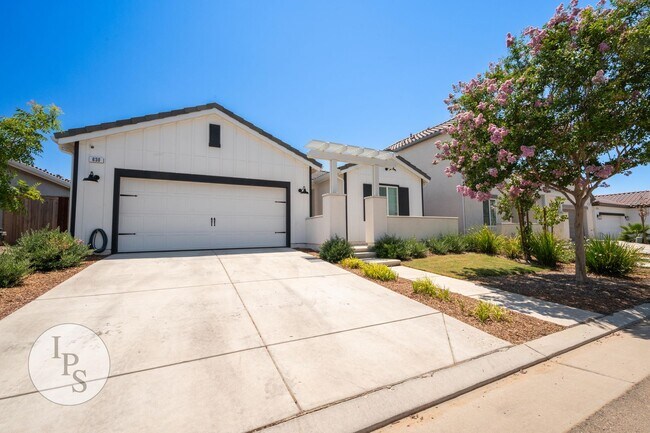 Building Photo - Madera Tesoro Viejo Home, 3BR/2BA, SOLAR B...