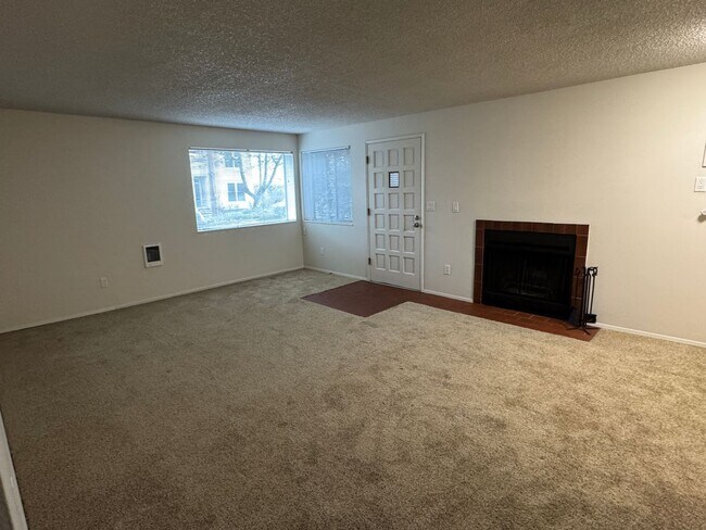 Foto del edificio - Spacious ground level 1br/1ba Apt with attached garage and washer/dryer in unit