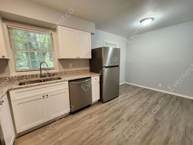 Foto del edificio - 3482 Mark Pl NW