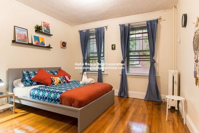 Building Photo - Amazing Coolidge Corner Apt right by T, Shopping, Nightlife and Restaurants.  Quick commute to BU!