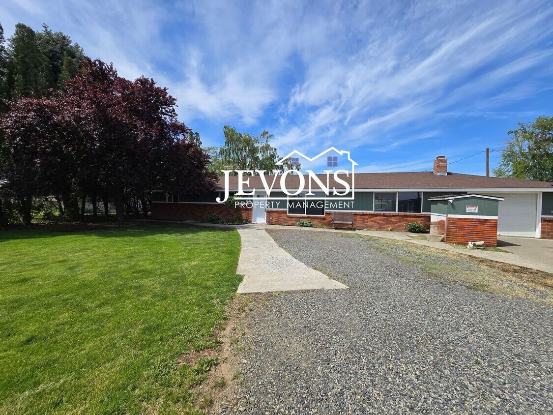 Primary Photo - Comfortable 3-bedroom home with family roo...