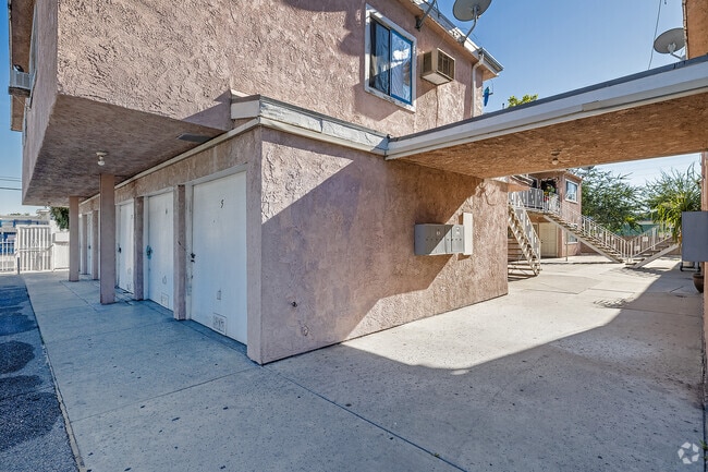 Entrada - 9121 Orion Ave