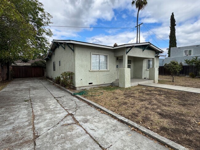 Foto del edificio - Charming 3-Bedroom Home with Spacious Yard...