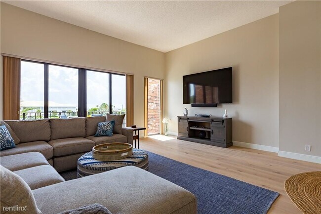 Foto del edificio - 2 br, 2.5 bath Townhome - 1800 S Ocean Dr ...