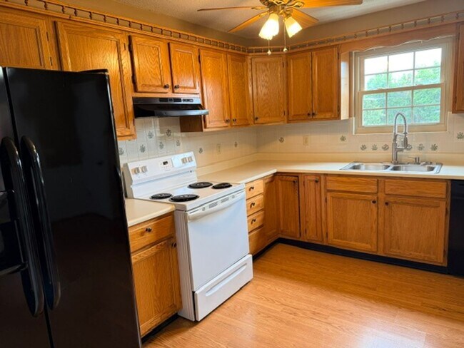 Foto del edificio - Maryville City 37804 - 4 bedroom, 3 bath Townhome - Contact Troy Adams (865) 233-6949