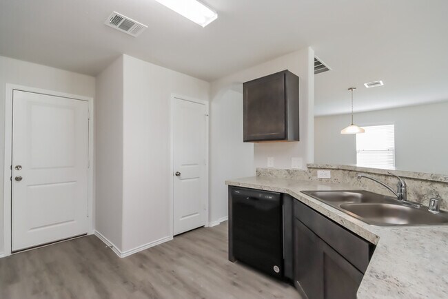 Foto del edificio - 23434 Goodfellow Dr