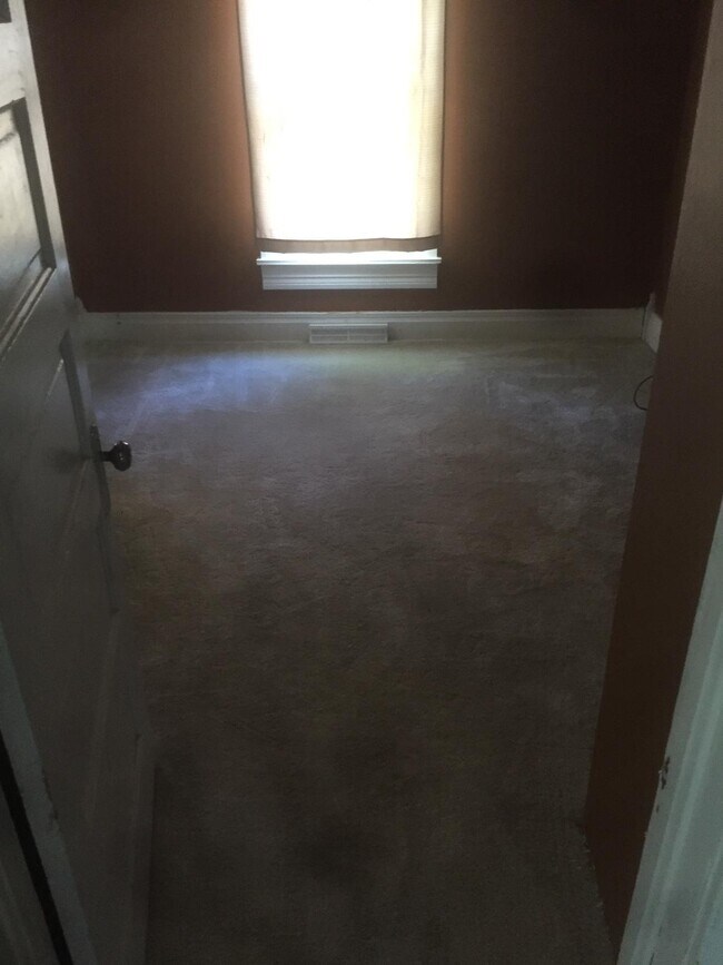 bedroom - 101 S Plum St