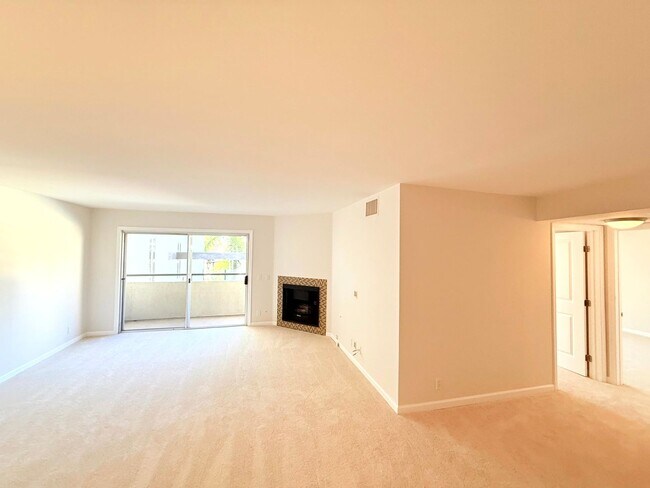 Foto del edificio - Fantastic Spacious 2 bed 2 bath condo in prime Sherman Oaks - Studio City with Pool and Gym!
