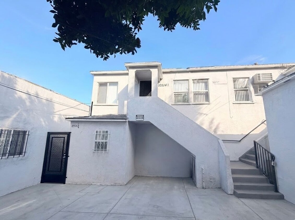 10514 1/2 S. Vermont Ave.- - 10514 1/2 S. Vermont Ave.-