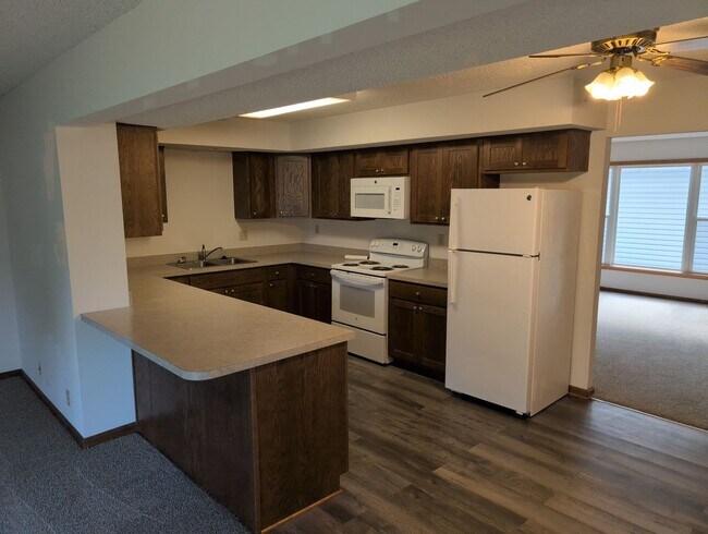 Foto del edificio - Fully Updated 3 Bedroom 3 Bath Townhouse with 2 Stall Attatched Garage