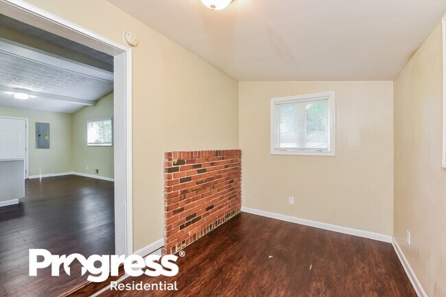 Building Photo - 2351 Pinewood Dr