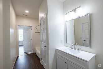 2BR, 2BA - 1,139SF - The Mosswood - Bathroom - The Highlands at Morris Plains