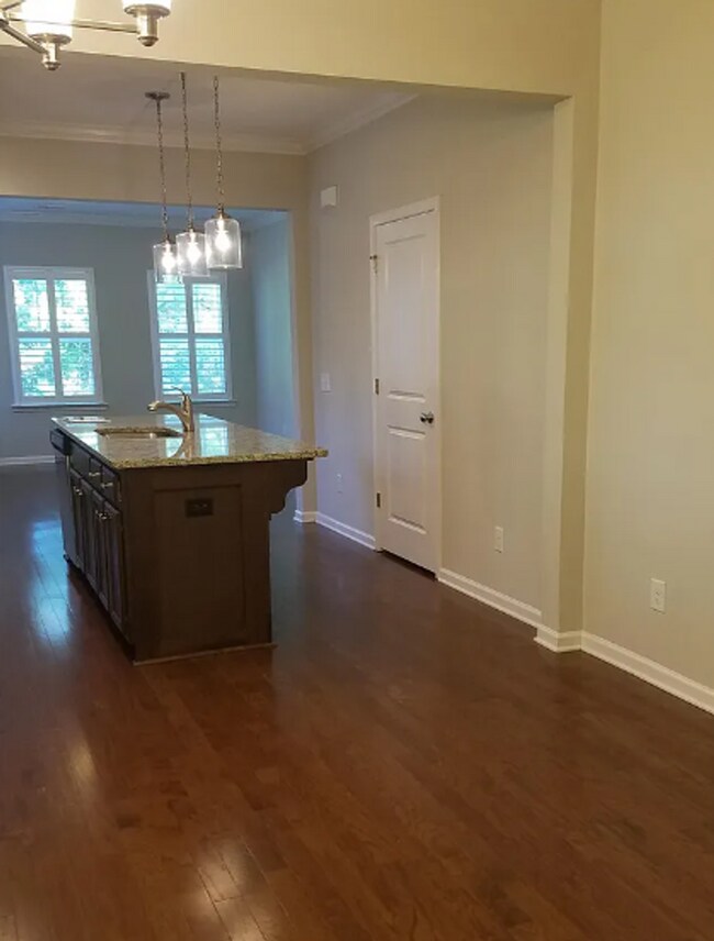 Building Photo - Modern End-Unit Townhome in Branch Creek –...