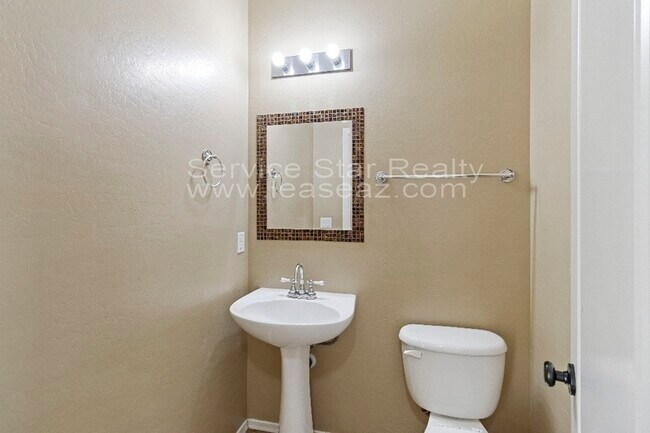 Building Photo - 860 S Huish Dr