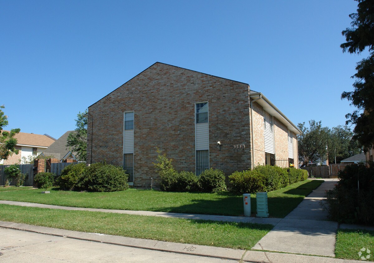 Primary Photo - 3640 Martinique Ave