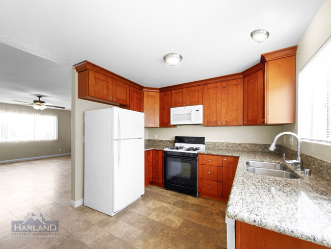 Building Photo - 393 Oak Ave