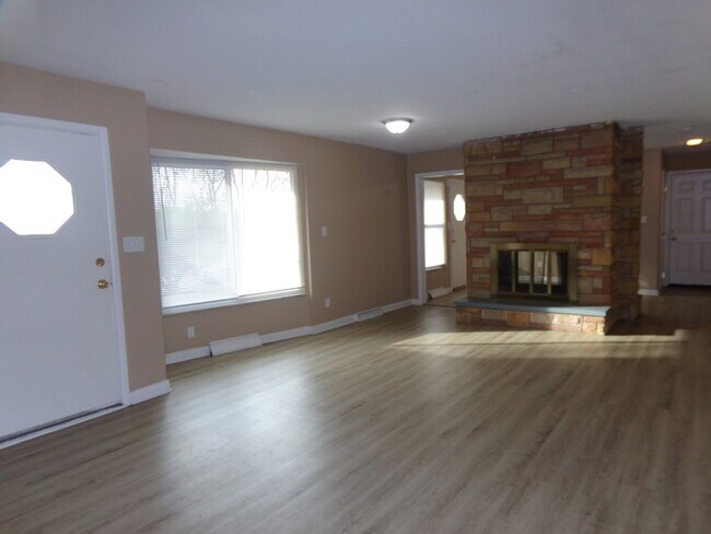 Building Photo - 3 Bed 2.5 Bath Ranch Home!