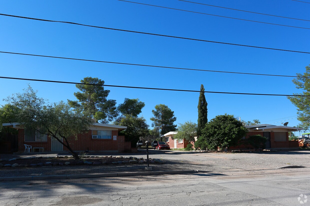 Primary Photo - 3942 E Lee St