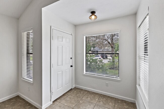 Building Photo - 2208 Lobo Dr