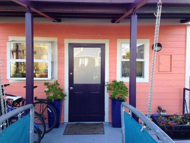 Front door: Welcome! - 60 Issaquah Dock