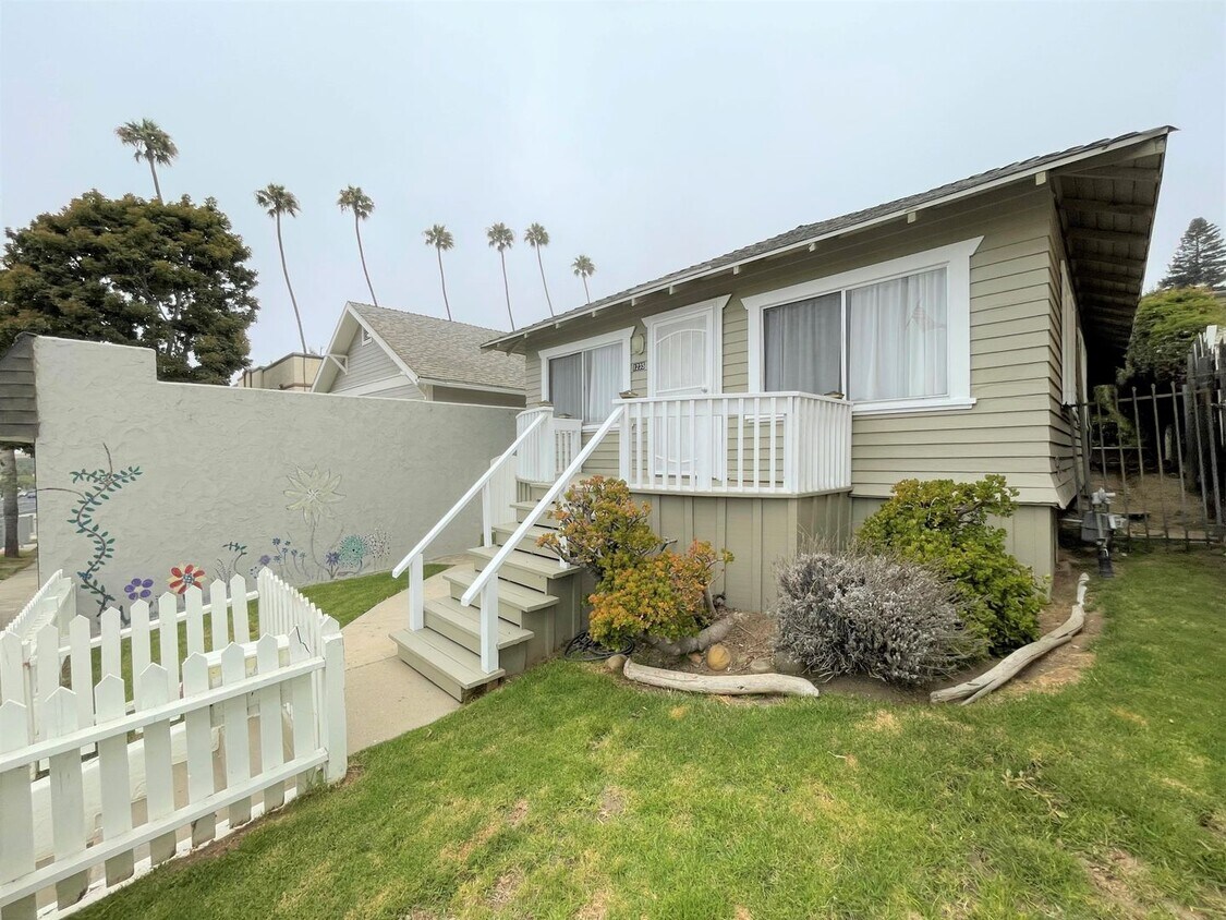 Primary Photo - Downtown Ventura Bungalow with Beautiful Y...
