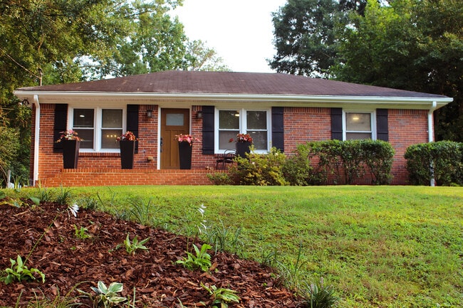 Photo - 2287 Vistamont Dr (Decatur, GA) House