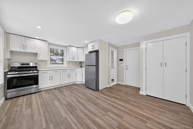 Building Photo - 303 Main St