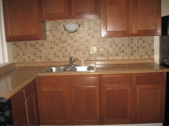 Building Photo - 572 Elmwood Ave