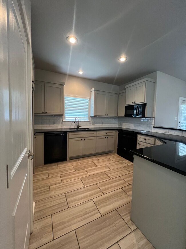 Building Photo - Gorgeous 4 Bedroom In Wolfforth!