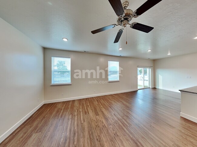Foto del edificio - 824 Grover Ct